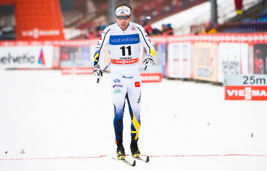 Emil Jönsson passerar mållinjen under världscupen i Otäpää i vinter. 